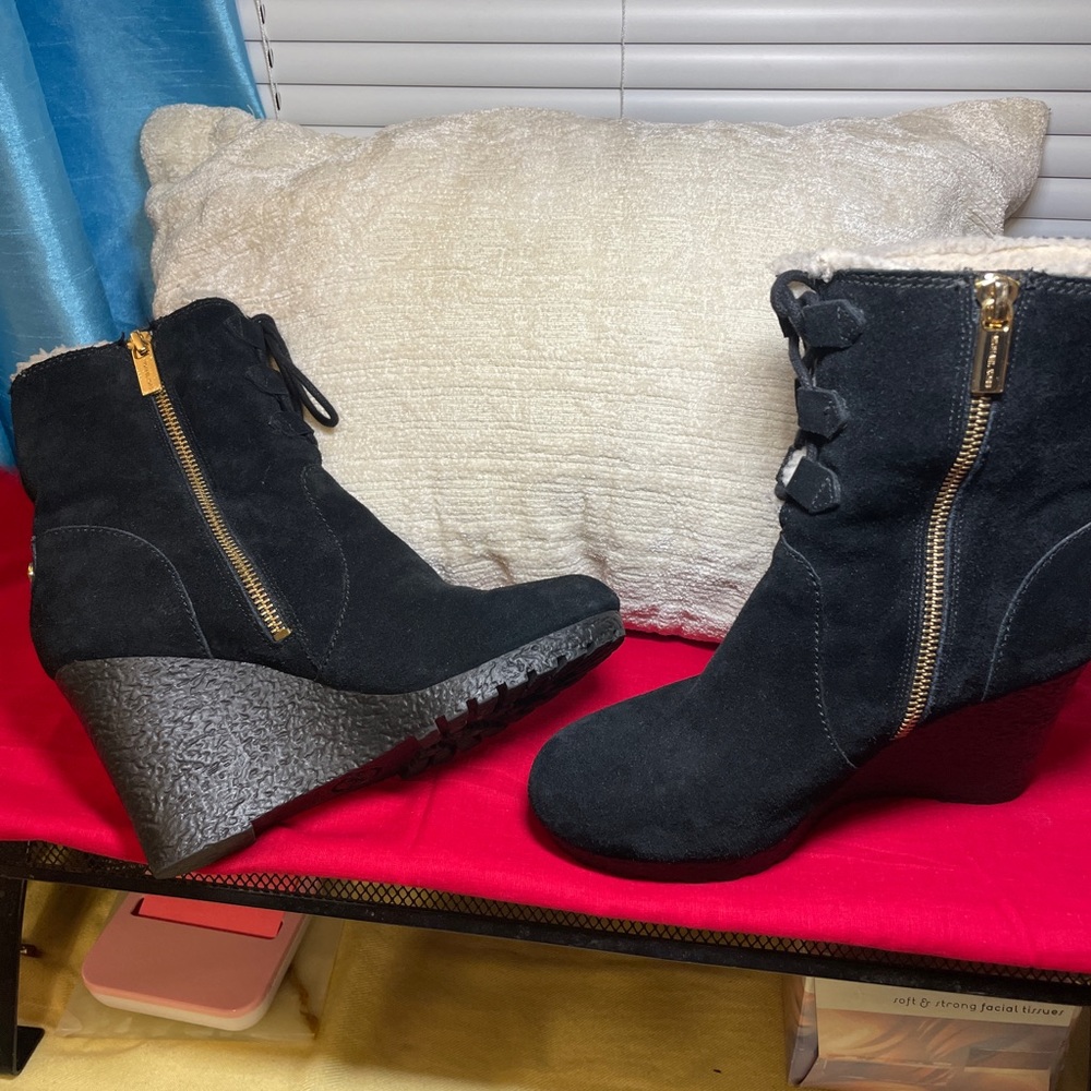 Michael Kors Womens Ankle Boots. 5 1/2. Barely worn.